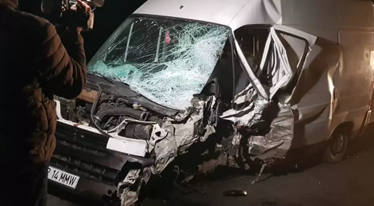 Două microbuze cu pasageri implicate într-un accident grav în Arad. Șapte persoane au fost rănite