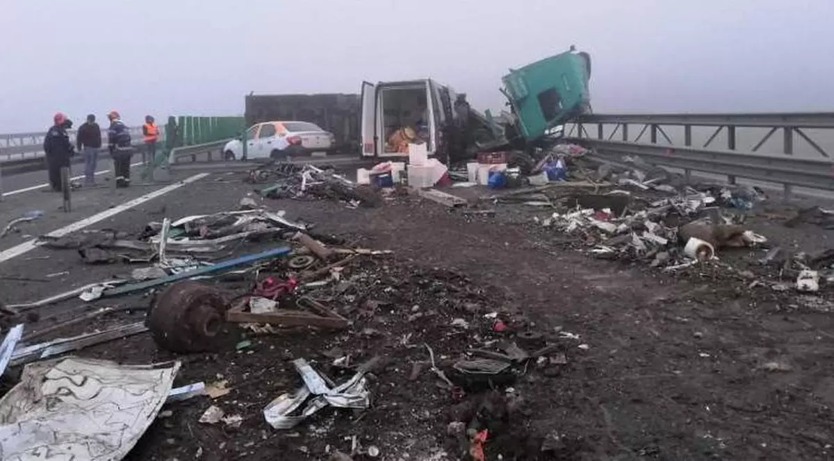 Trafic blocat pe Autostrada Soarelui spre Constanța, după ce un TIR plin cu fier vechi a lovit o camionetă și s-a răsturnat