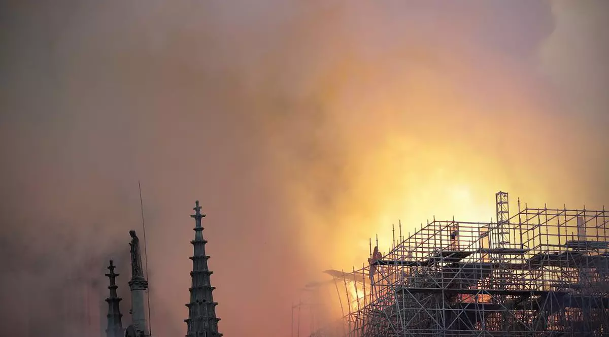 Macron, la Catedrala Notre-Dame: "Emoții pentru toată națiunea"! Mesajele transmise de liderii de stat în urma incendiului devastator din Paris