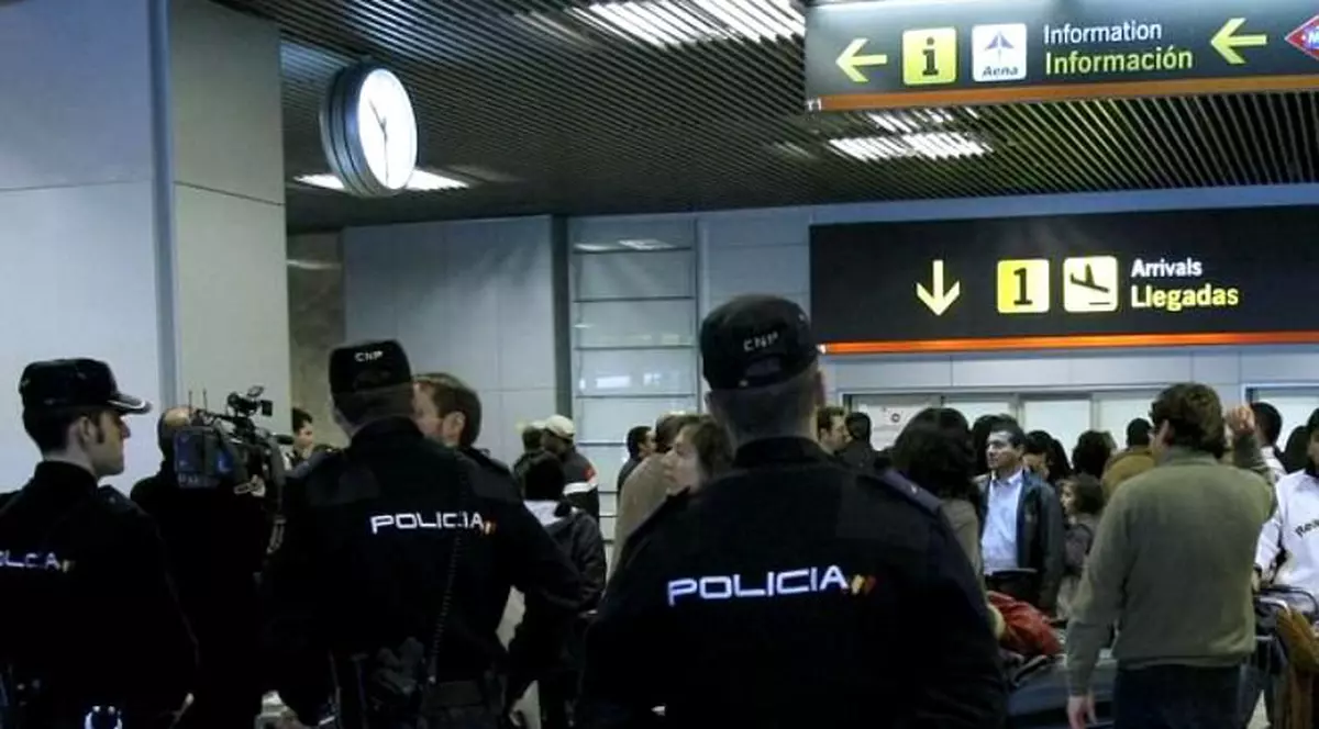 Un român a fost rănit pe e aeroportul din Madrid după ce a încercat să apere o femeie atacată de un agresor cu un cuţit