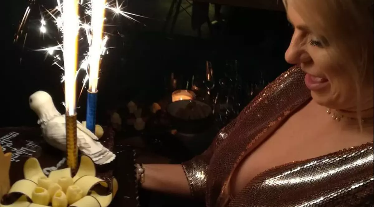Jojo și-a serbat ziua de naștere la vizionarea serialului „Liber ca pasărea cerului”. Ce tort i-au pregătit colegii