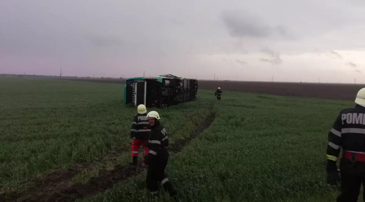 Primele imagini cu autocarul răsturnat de tornadă, în apropiere de Drajna. Vehiculul a fost ridicat de vânt și aruncat zece metri, pe un câmp