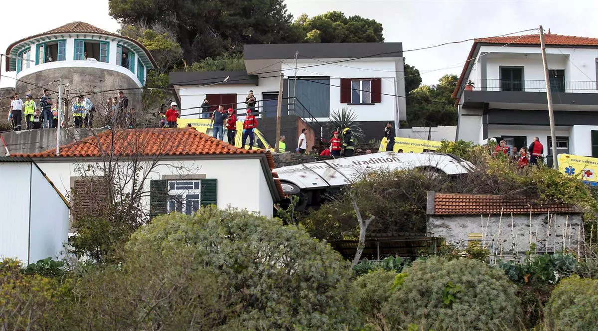 VIDEO | 29 de turiști au murit, după ce un autocar a căzut într-o prăpastie, pe insula portugheză Madeira. Sunt și 27 de răniți, dintre care șapte în stare gravă