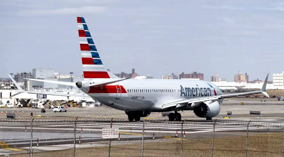 O stewardesă a vărsat cafea chiar pe șeful ei