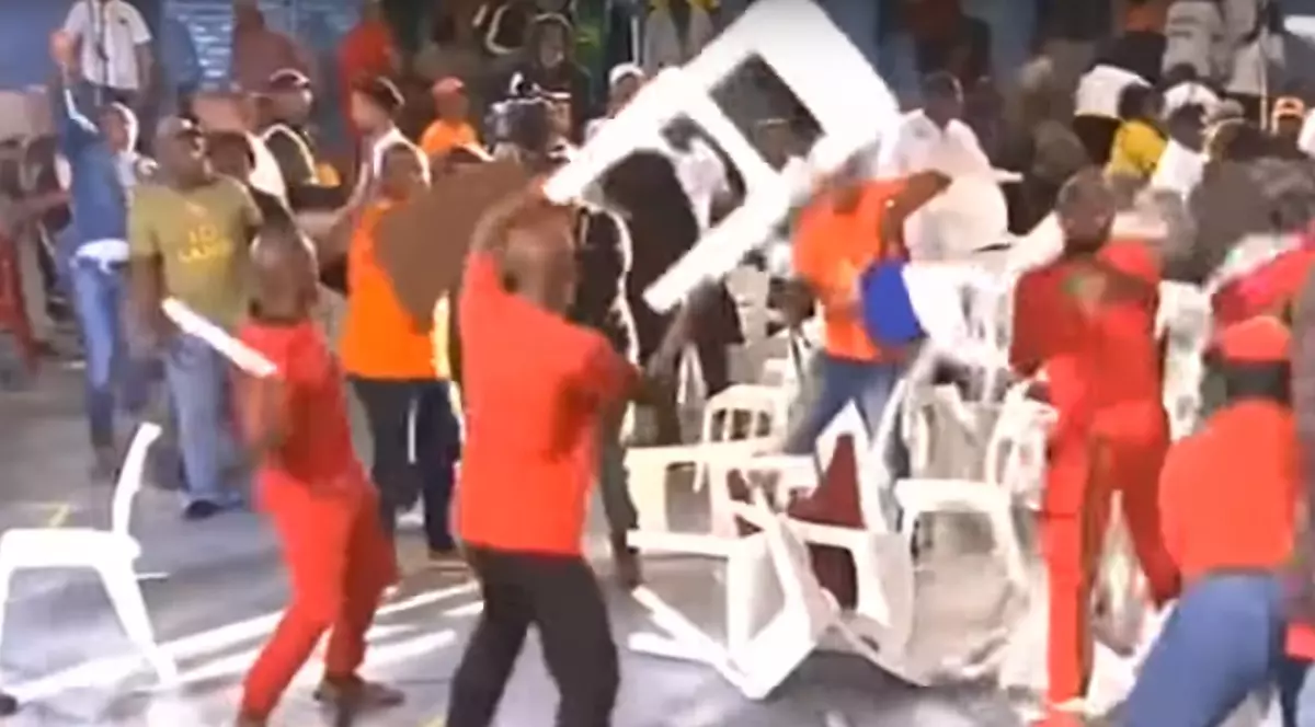 VIDEO | Bătaie cu scaune între politicieni în Africa de Sud