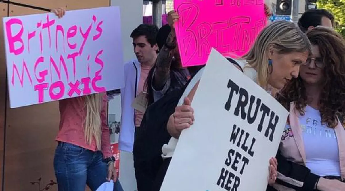 Fanii lui Britney Spears protestează la Los Angeles pentru externarea cântăreței dintr-un spital de psihiatrie