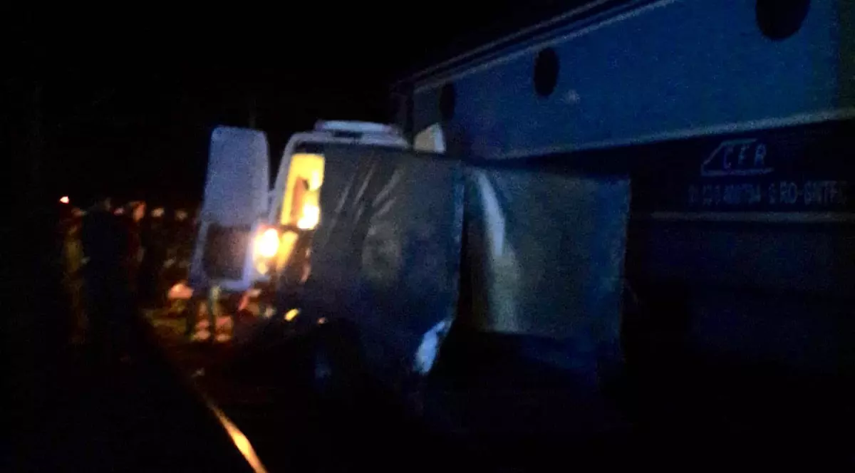 Microbuz lovit de tren, în Buzău. Sunt trei morți. ISU a declanșat plan roșu de intervenție