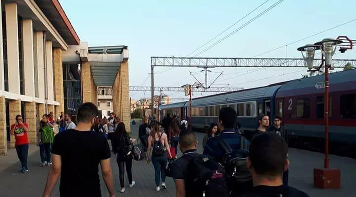 CFR a scos pe traseu toate trenurile disponibile. Sfaturile adresate călătorilor pentru minivacanța de Paște și 1 mai