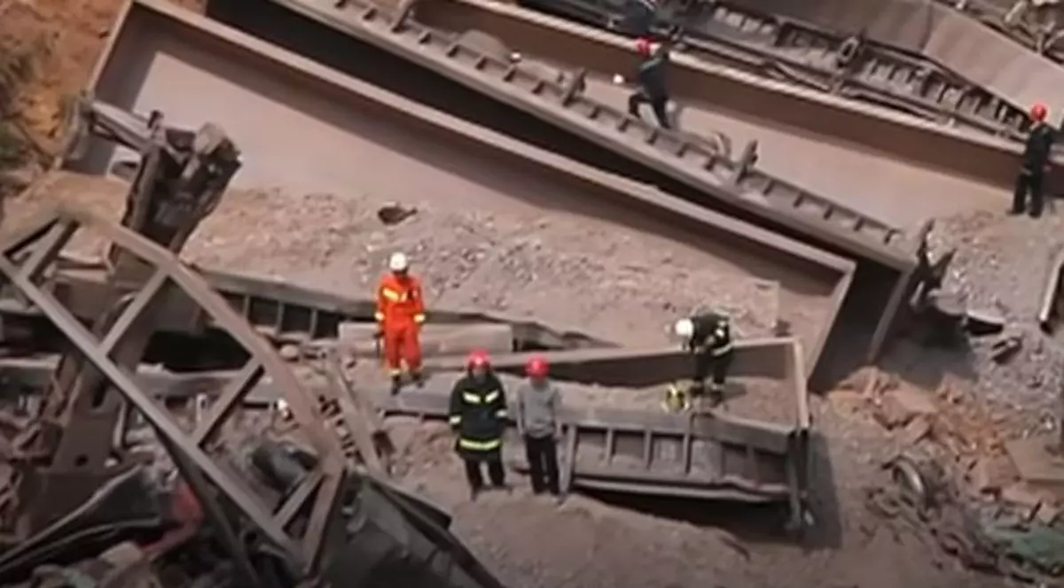 Tragedie în China. Șase persoane au murit după ce un tren a deraiat și a intrat într-o casă