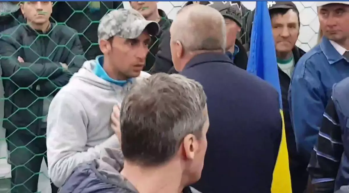 VIDEO/ Momentul în care un bărbat care l-a apostrofat pe Dragnea la mitingul de la Suceava este scos din mulțime și bruscat de primar și alți oameni