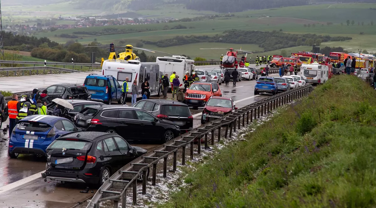Peste 50 de mașini implicate într-un accident pe o autostradă din Germania