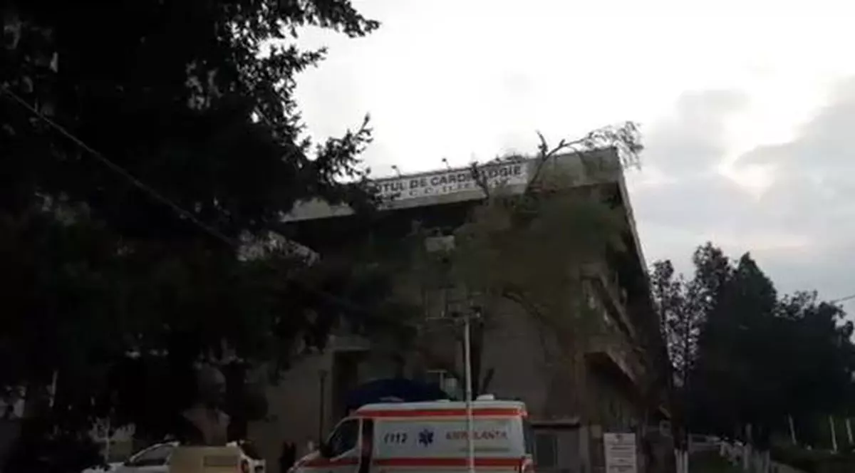 Protestatarul Marian Moroşanu s-a dus cu cătuşe la spitalul unde e internat Ion Iliescu