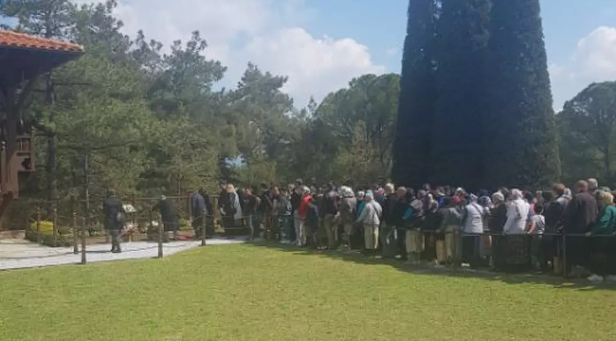 FOTO | Români la coadă la mânăstirea Suroti din Grecia, în duminica Floriilor
