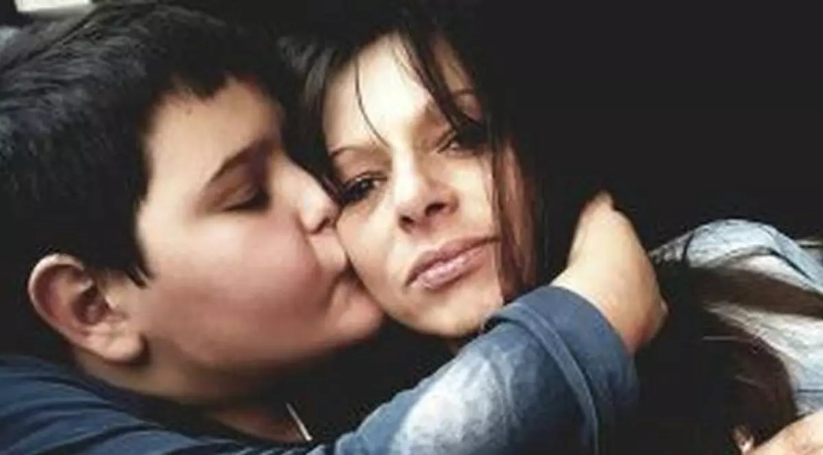 Mărturia cutremurătoare a mamei care și-a văzut copilul murind într-o mașină prinsă în aglomerația din trafic: "Mai am un băiat. Nu știu cum să-i spun că fratele lui nu mai e"