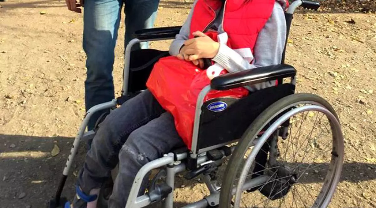 O fetiță din Dâmbovița, imobilizată într-un scaun cu rotile, a fost violată de tată