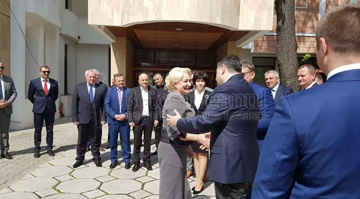 Liviu Dragnea, întâmpinat de protestatari la Botoșani. Premierul Viorica Dăncilă i s-a alăturat în turneul din Moldova