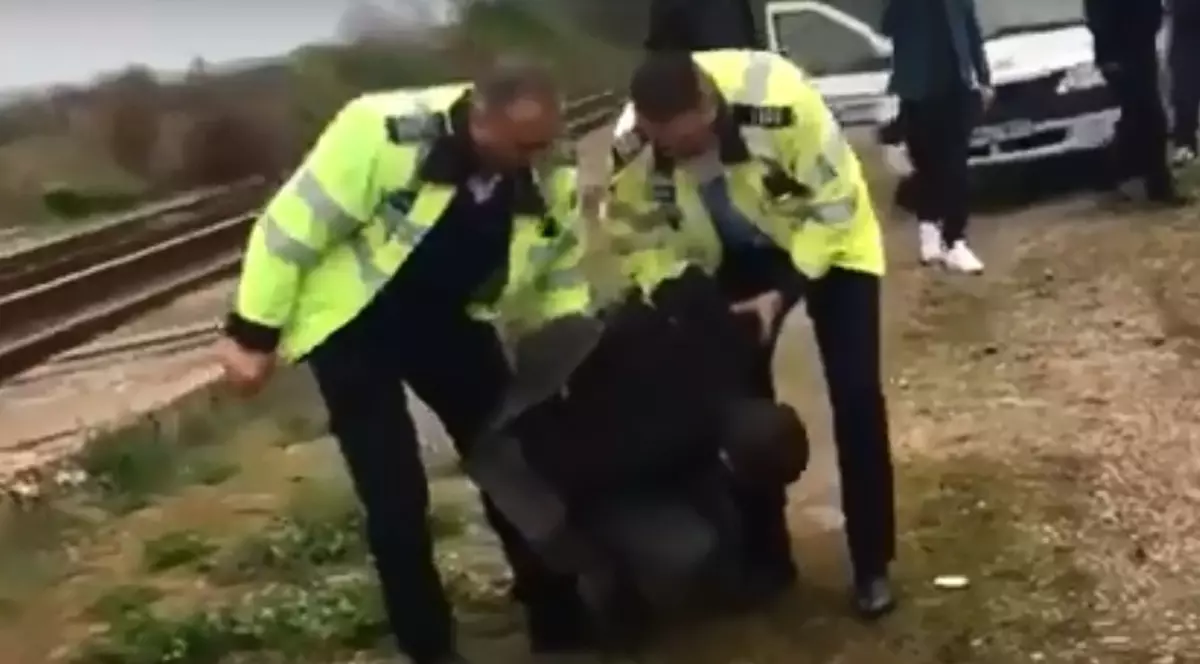 Un șofer fugar a fost oprit cu focuri de armă de polițiștii dâmbovițeni