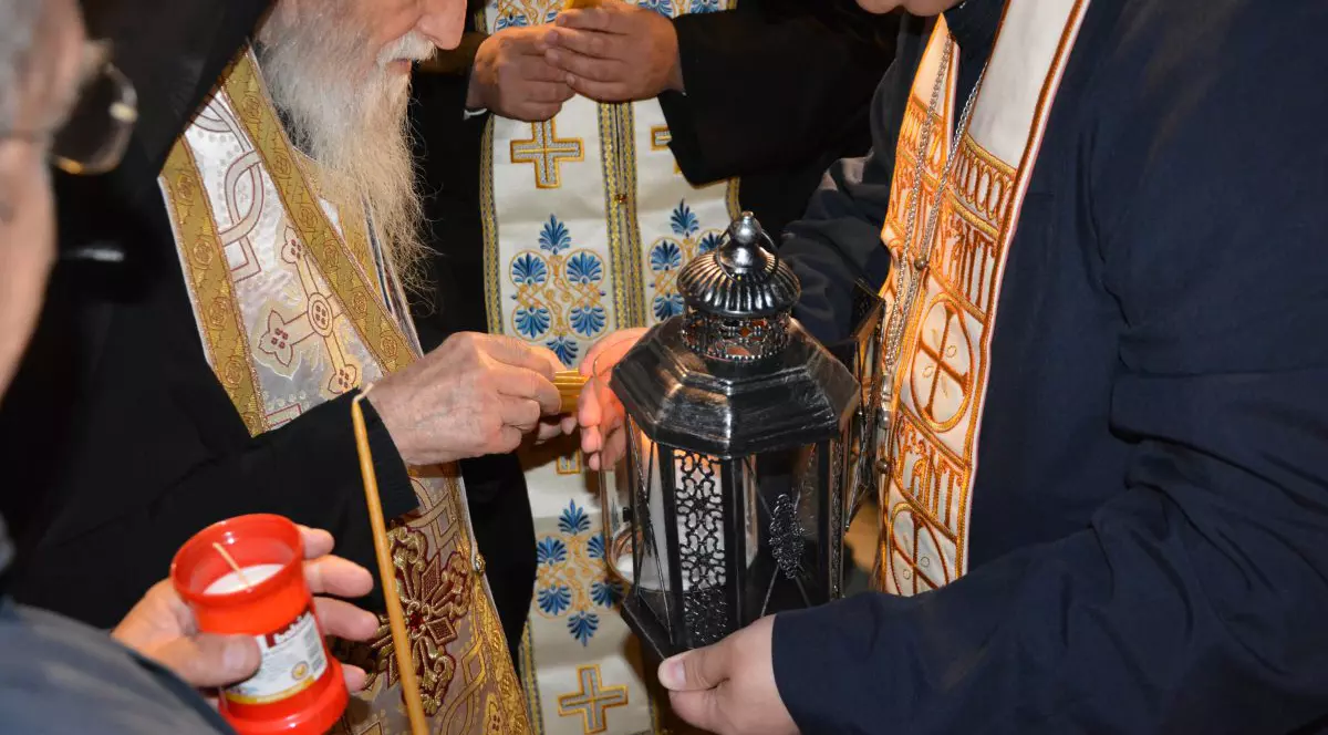 Lumina Sfântă, adusă pe Aeroportul Suceava şi preluată de preoți pentru a fi distribuită în mănăstiri și biserici din Suceava, Botoşani, Neamț şi Ucraina