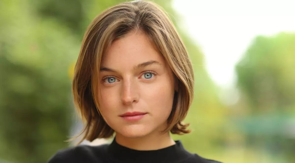 Cât de frumoasă este Emma Corrin, actrița care o va juca pe Prințesa Diana în noul sezon al ”The Crown”