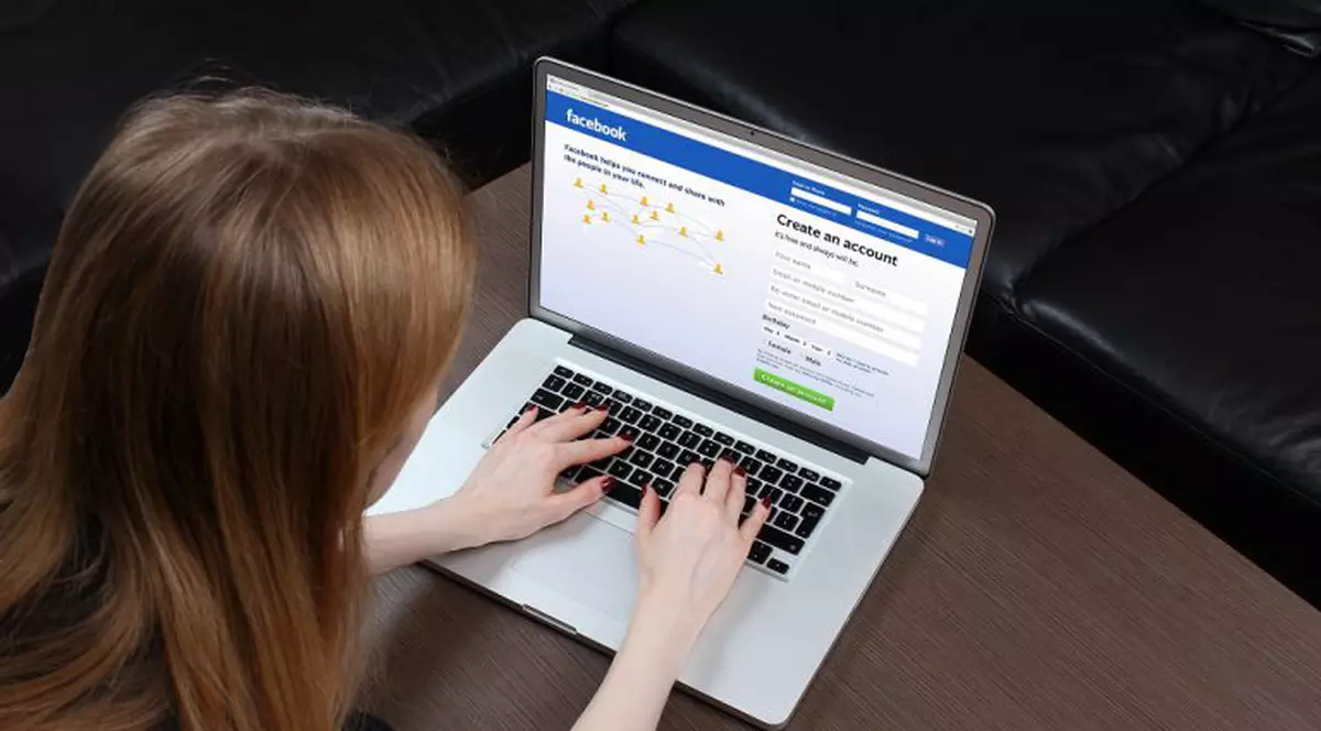 Facebook interzice reclamele care promit leacuri miraculoase pentru coronavirus. Facebook, deschis pe un MacBook