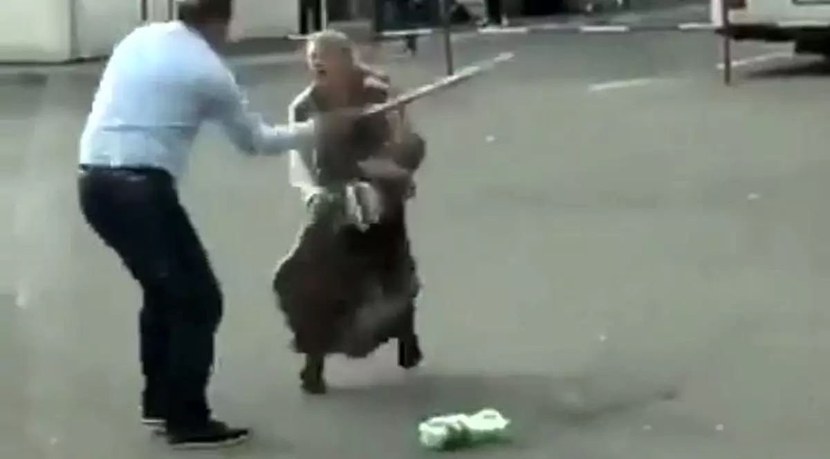 Femeie cu un copil în brațe, bătută cu bestialitate la Zalău Agresorul a rupt pe ea coada de mătură