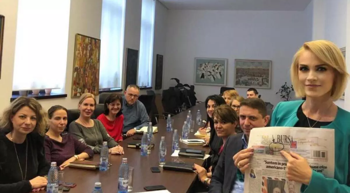 Gabriela Firea s-a pozat în birou cu ziarul de azi. Ce vrea să transmită astfel primarul Capitalei