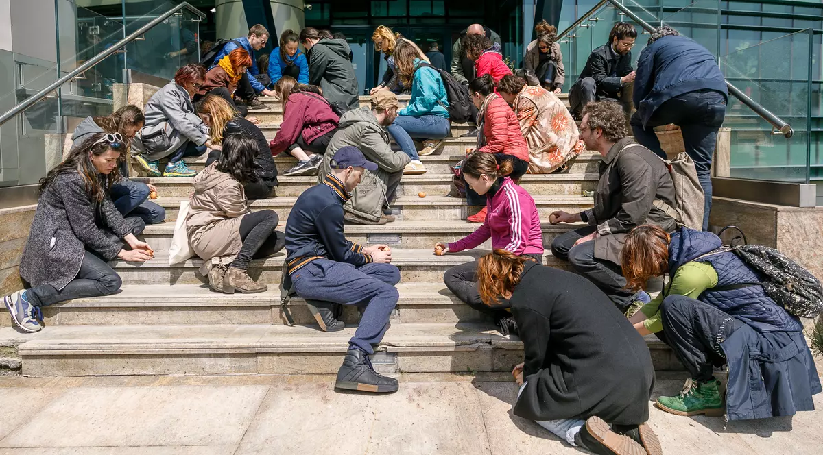 Protest atipic pe treptele Ministerului Culturii, față de tăierea masivă a fondurilor pentru Centrul Național al Dansului. „Suntem, precum oul, vulnerabili și fragili”