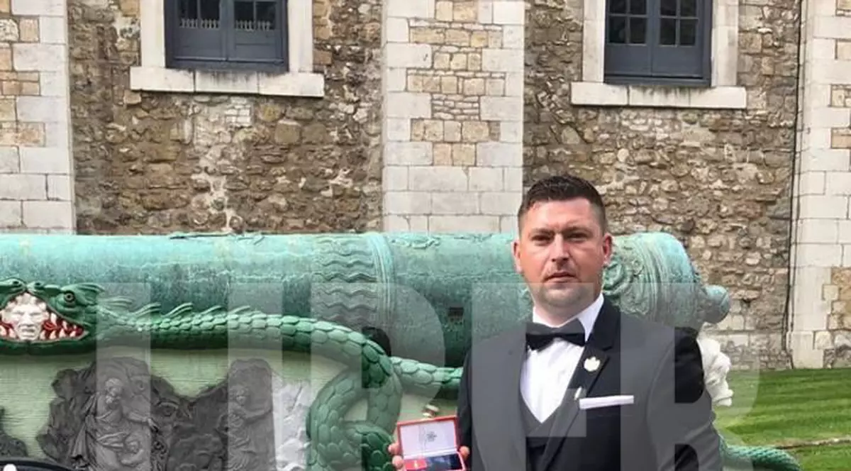 VIDEO/ Momentul în care Florin Morariu primește decorația Reginei Angliei pentru curaj