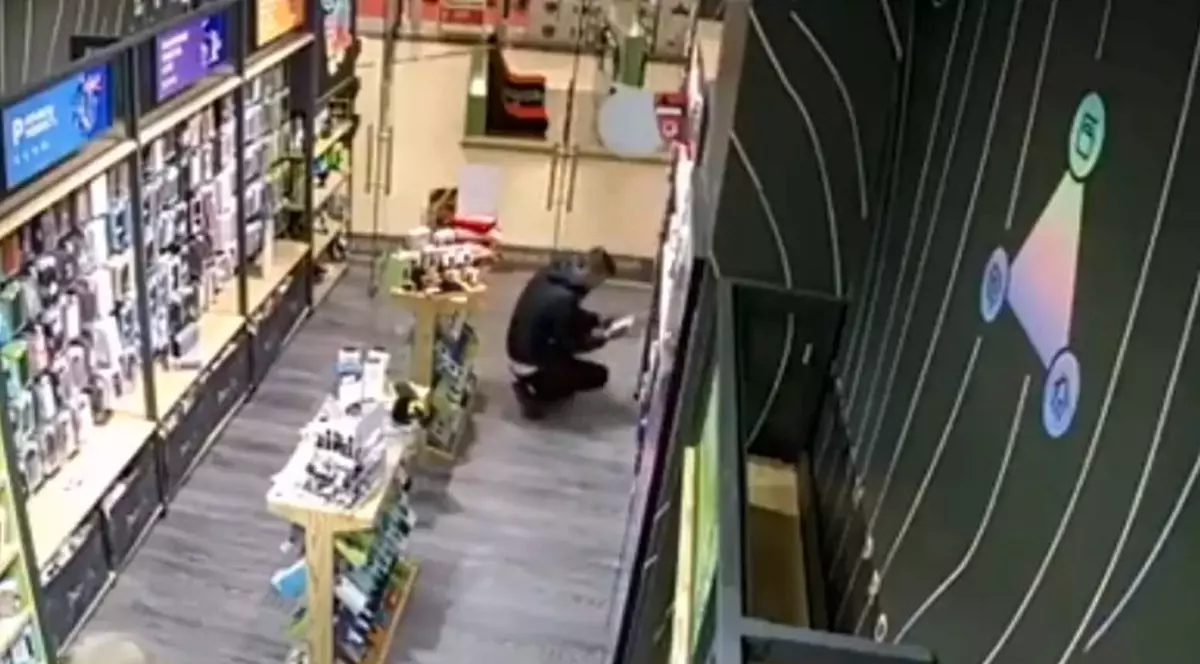 Tânăr din Neamț, filmat în timp ce pleacă din magazin cu două accesorii de IPhone