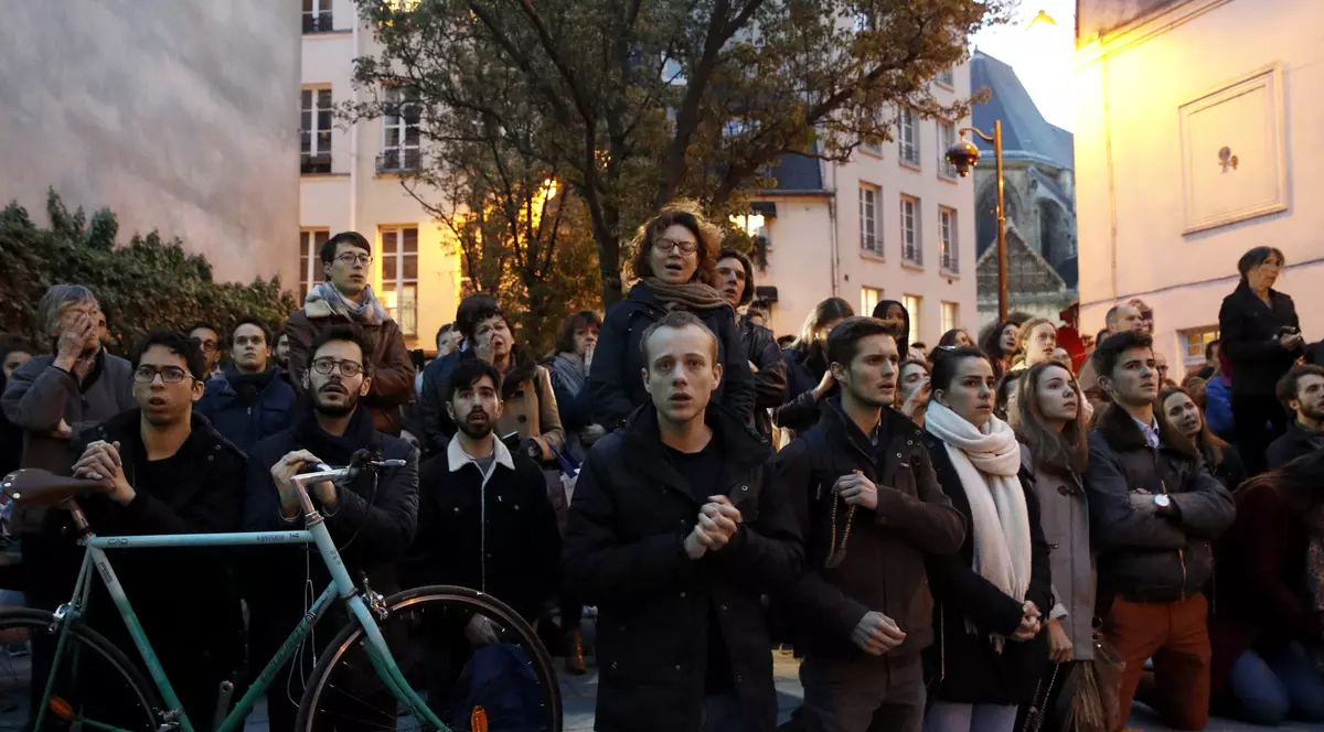 Clipe sfâșietoare! Francezii cântă în fața Catedralei Notre-Dame