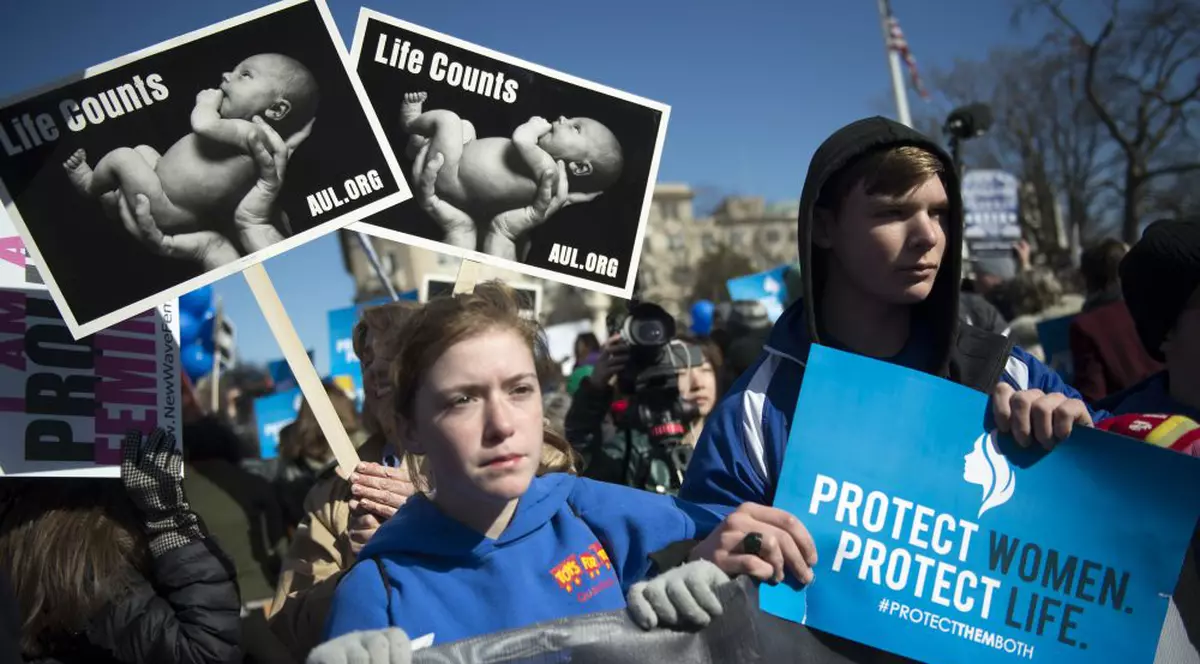 Interzicerea avorturilor va transforma America în ”România comunistă”, scrie presa americană, Protestatari ”pro-viață” din SUA