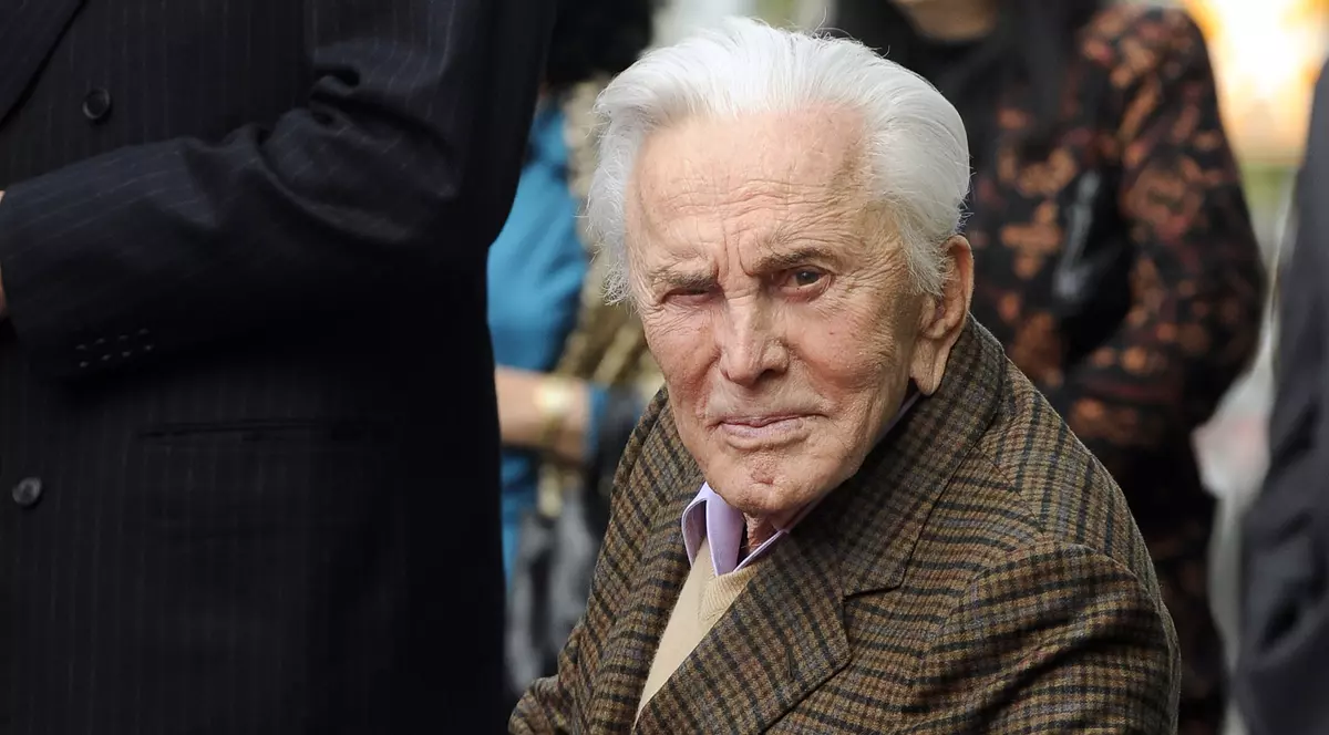 Kirk Douglas camping la 102 de ani