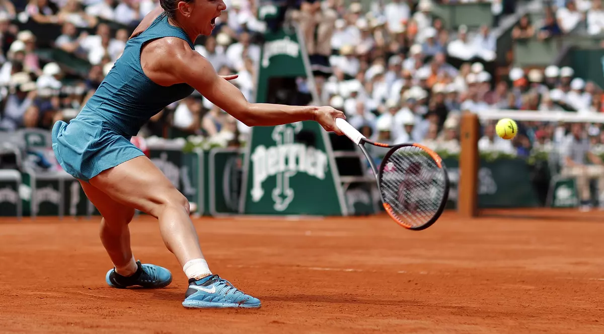 Simona Halep, returnând în timpul finalei câștigate la Roland Garros 2018. FOTO: EPA