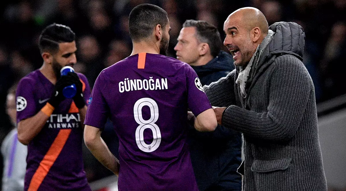 Pep Guardiola, discutând cu jucătorii lui Manchester City. FOTO: EPA