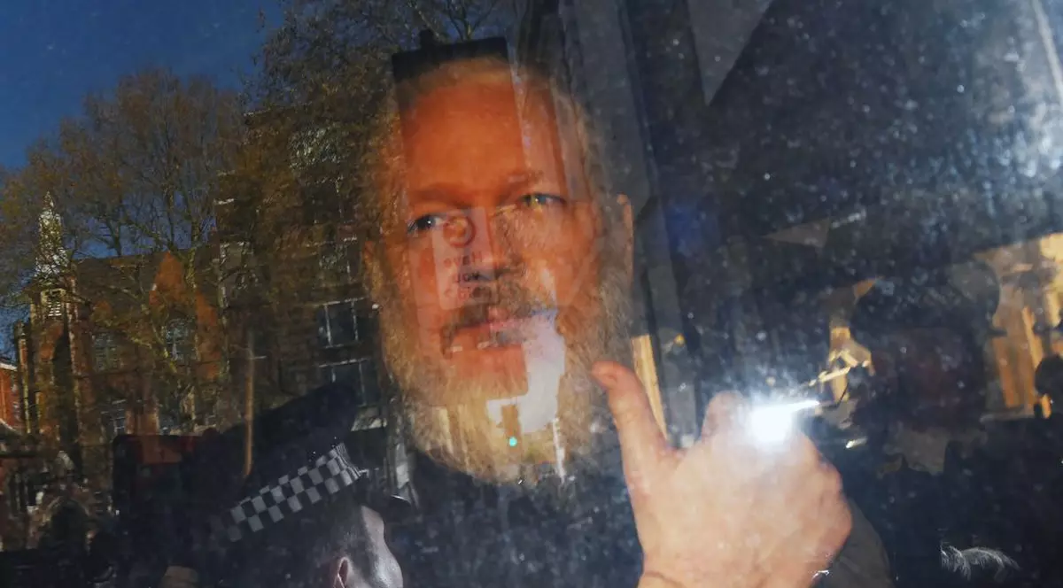 Julian Assange a fost arestat! Momentul în care fondatorul WikiLeaks este scos din Ambasada Ecuadorului din Londra, după șapte ani