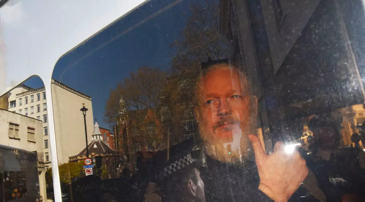 Julian Assange se află în prezent în închisoare la Londra