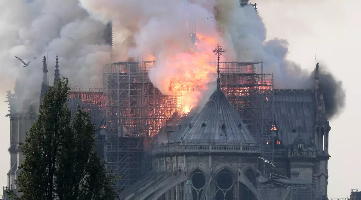 Imaginile incendiului de la Notre Dame