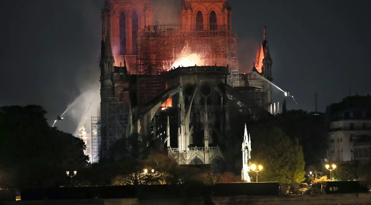Experți: Refacerea catedralei Notre Dame din Paris va dura între 10 și 15 ani