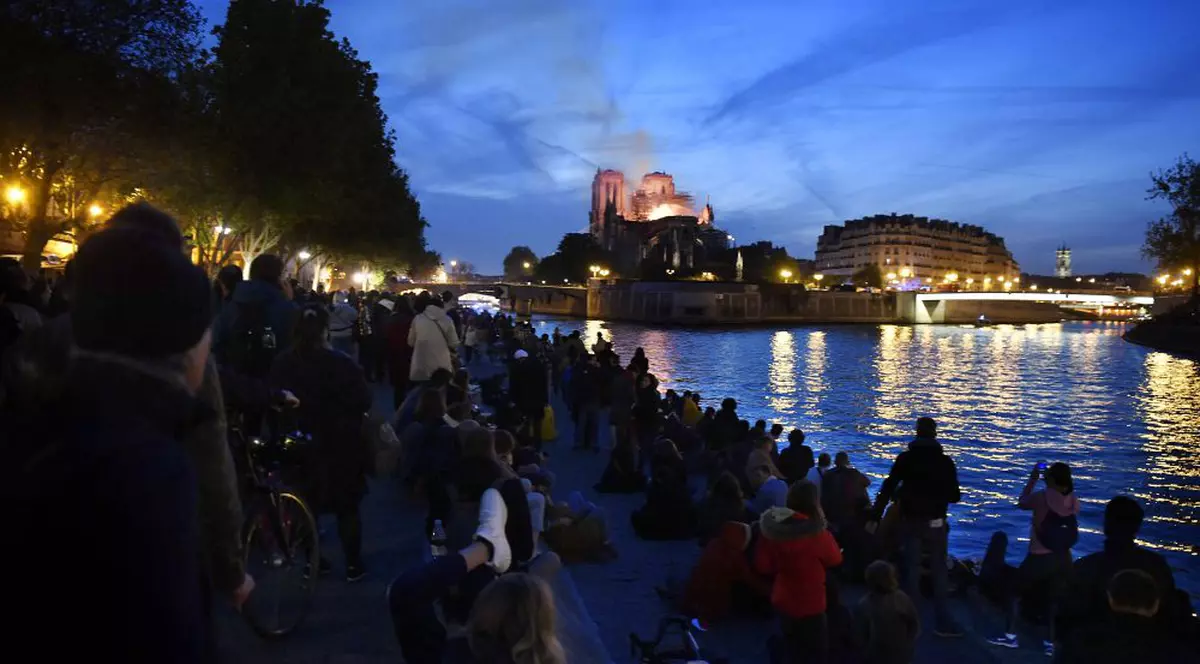 Tribut impresionant pentru Catedrala Notre-Dame, pe străzile din Paris. Momentul a fost filmat de un turist