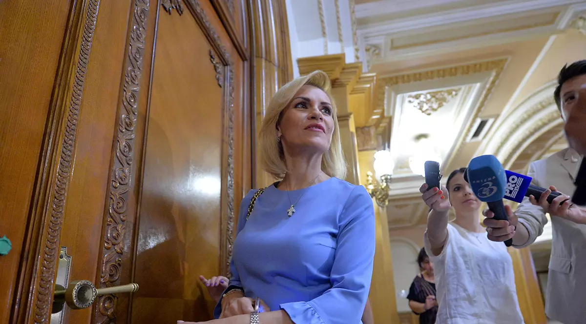 HotNews: Sora Gabrielei Firea, angajată a șefei Gărzii de Mediu, instituția care ar fi putut amenda Primăria pentru calitatea aerului