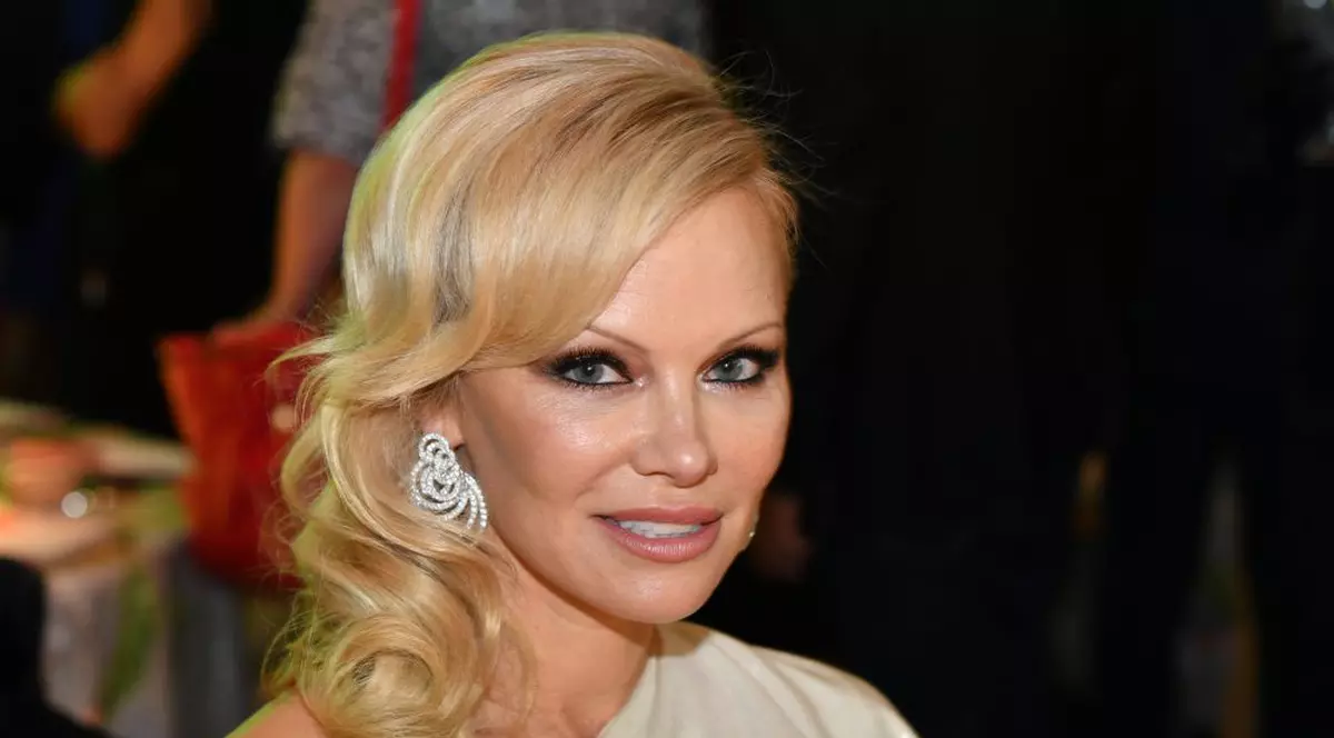 Reacţia Pamelei Anderson după arestarea lui Assange