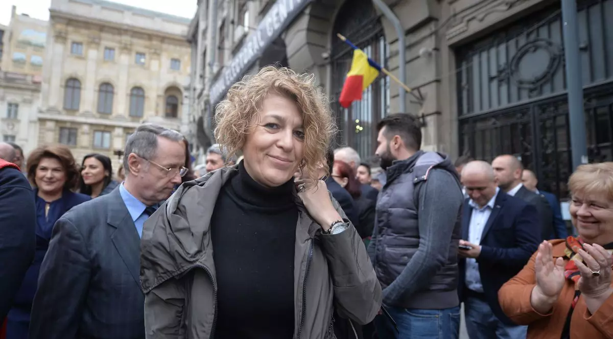 Carmen Avram nu mai vine azi la dialogul cu cititorii Libertatea. „Este plecată în teritoriu, într-o vizită de campanie”