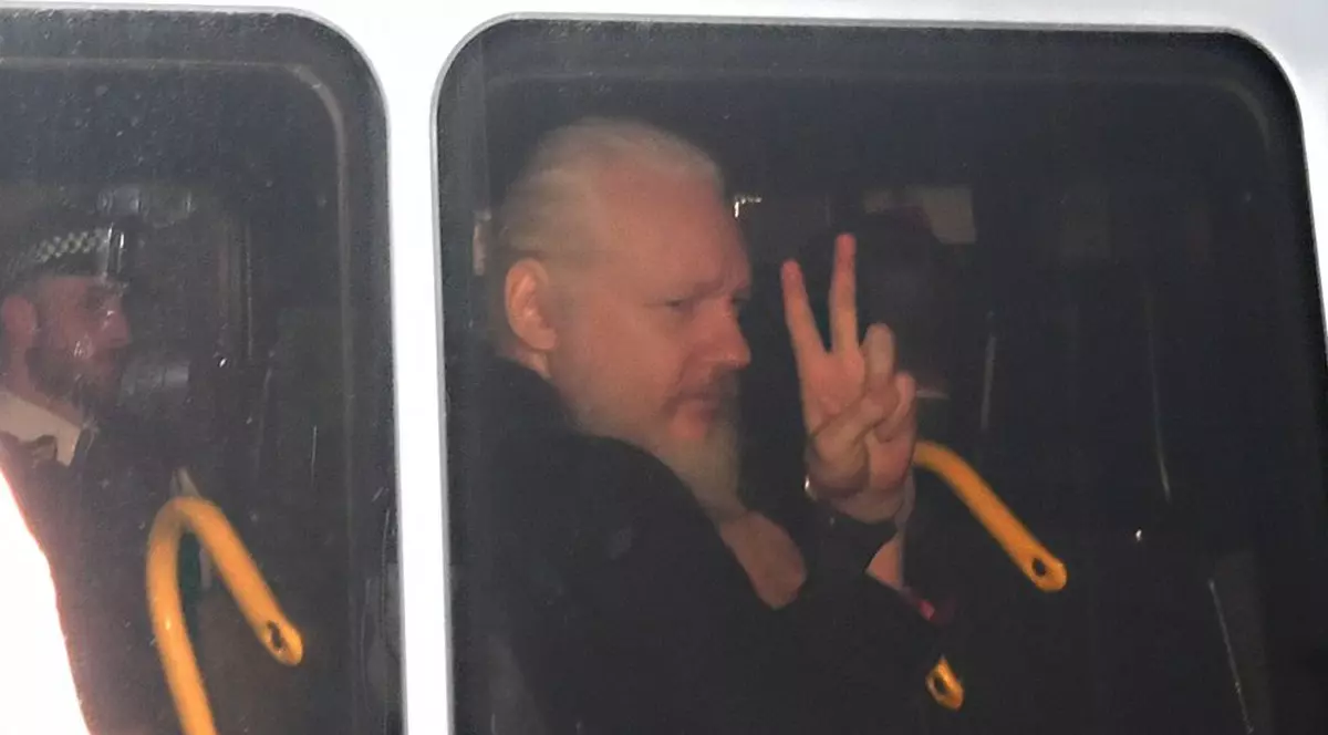 Cum explică președintele Ecuadorului decizia de a-i retrage azilul lui Julian Assange