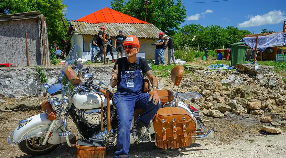 Lasă motorul pentru lopată, roabă și mistrie! Cristi Hrubaru repară casele copiilor abandonați din Tulcea