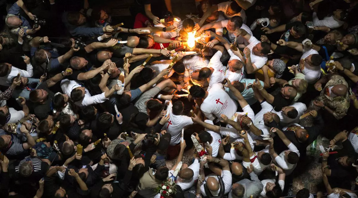 VIDEO/ Lumina Sfântă s-a aprins la Ierusalim! Mii de credincioși au participat la ritualul vechi de aprindere