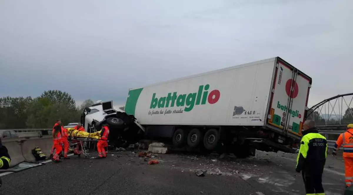 Un șofer român a scăpat miraculos cu viață după ce s-a răsturnat cu tirul în Italia