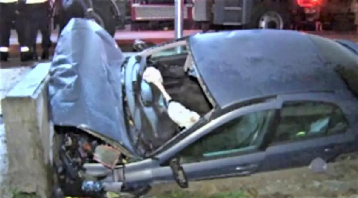 Un minor s-a urcat beat la volan și a intrat cu mașina într-un cap de pod. Pe scaunul din dreapta mai era un minor