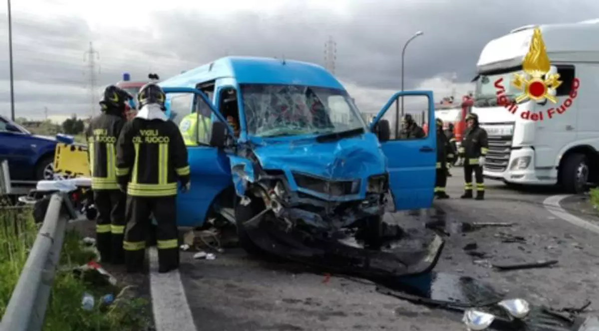 Microbuz cu români, spulberat de un TIR pe o şosea din Italia