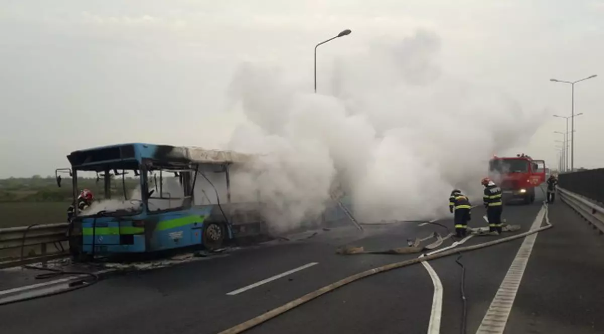 Un autobuz care mergea pe autostrada Arad - Timișoara a luat foc
