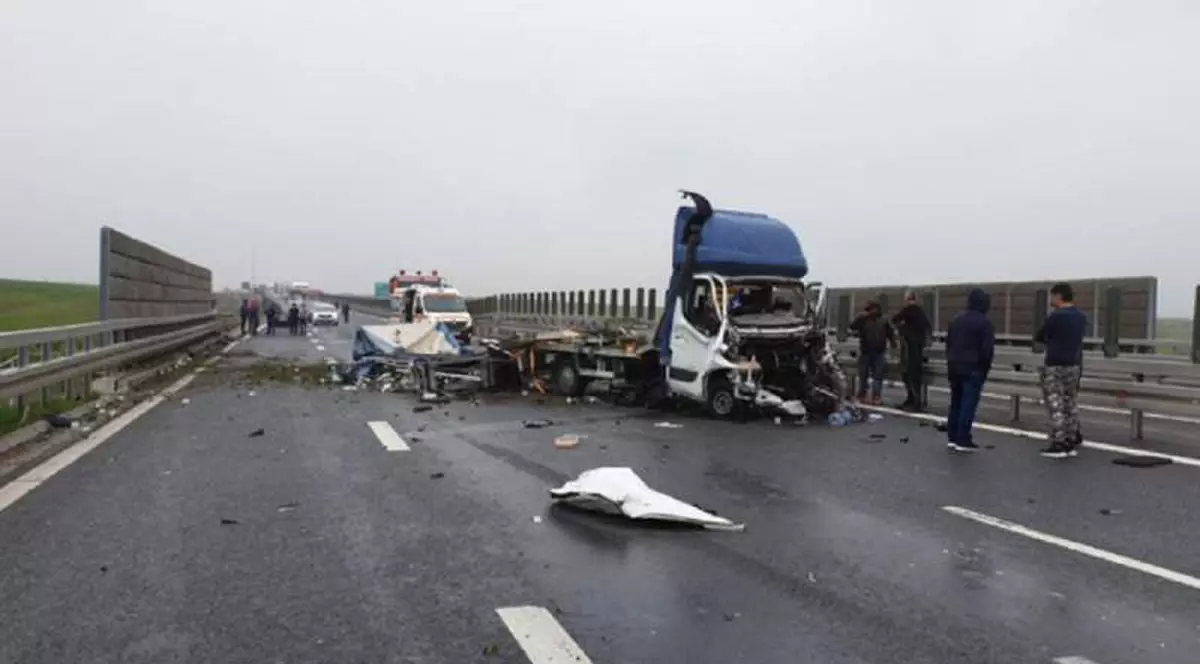 Microbuz plin cu cetăţeni bulgari, spulberat de camion pe A1